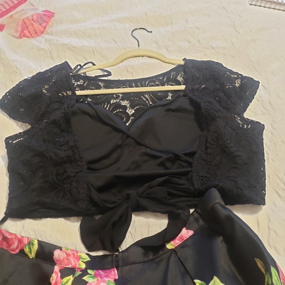 2 PIECES SET ..LACE TOP-BLACK SKIRT WITH PINK FLOWERS ...SIZE 17/18 - Picture 5 of 16